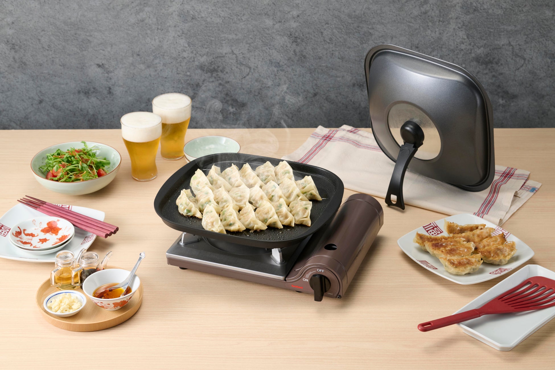 【新商品】カセットこんろで焼き餃子を楽しめる！イワタニカセットフー専用アクセサリー「蓋付き焼き餃子プレート」、中身が見える！「鉄板焼プレート専用カバー」を新発売