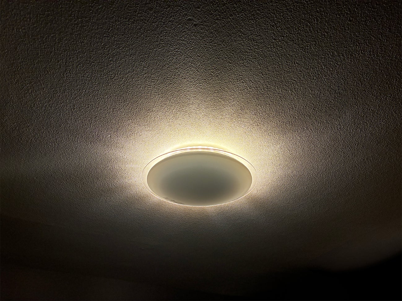 いつもの部屋が上質な“癒やし”空間に！間接照明モード搭載の新型LEDシーリングライト新発売