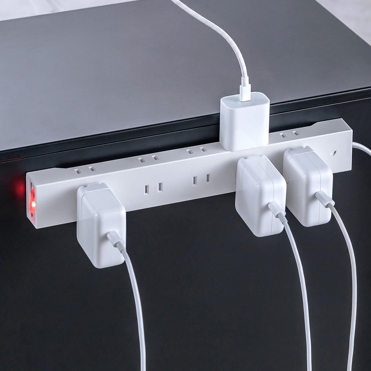 雷ガード・マグネット搭載！ACアダプタが干渉しにくい10個口電源タップが新登場