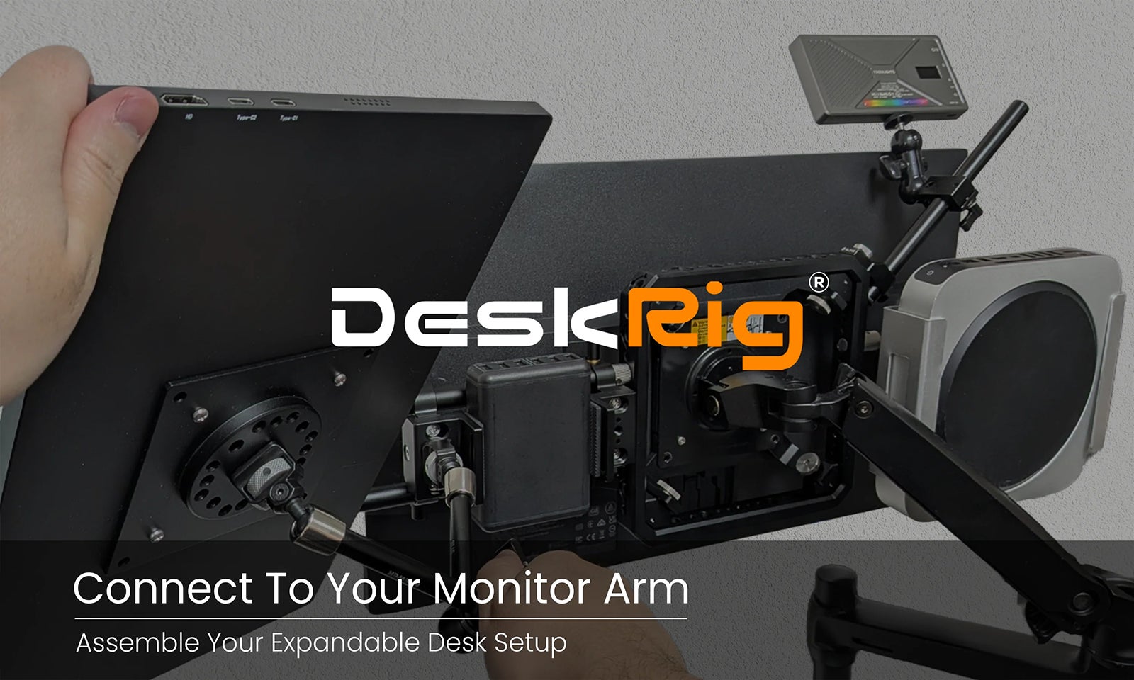 VESA規格に対応。モニターアームへフレームを構築し機材配置をカスタマイズ。ALZAR「DeskRig」公式サイトにて販売開始。