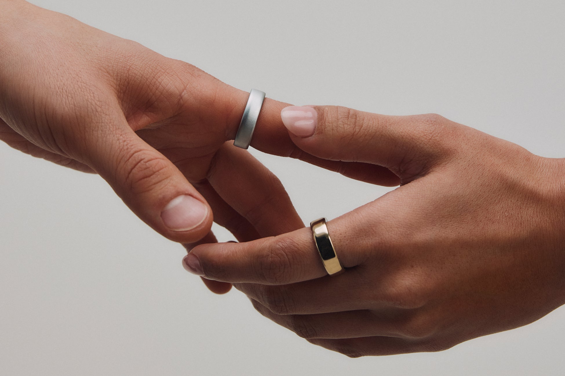ŌURA、世界最小*のスマートリング「Oura Ring 5」を発表