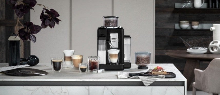 コーヒー豆の魅力を、毎日の最高体験へ。「デロンギ リヴェリア 全自動コーヒーマシン ミルクモデル」に新色オニキスブラック登場。