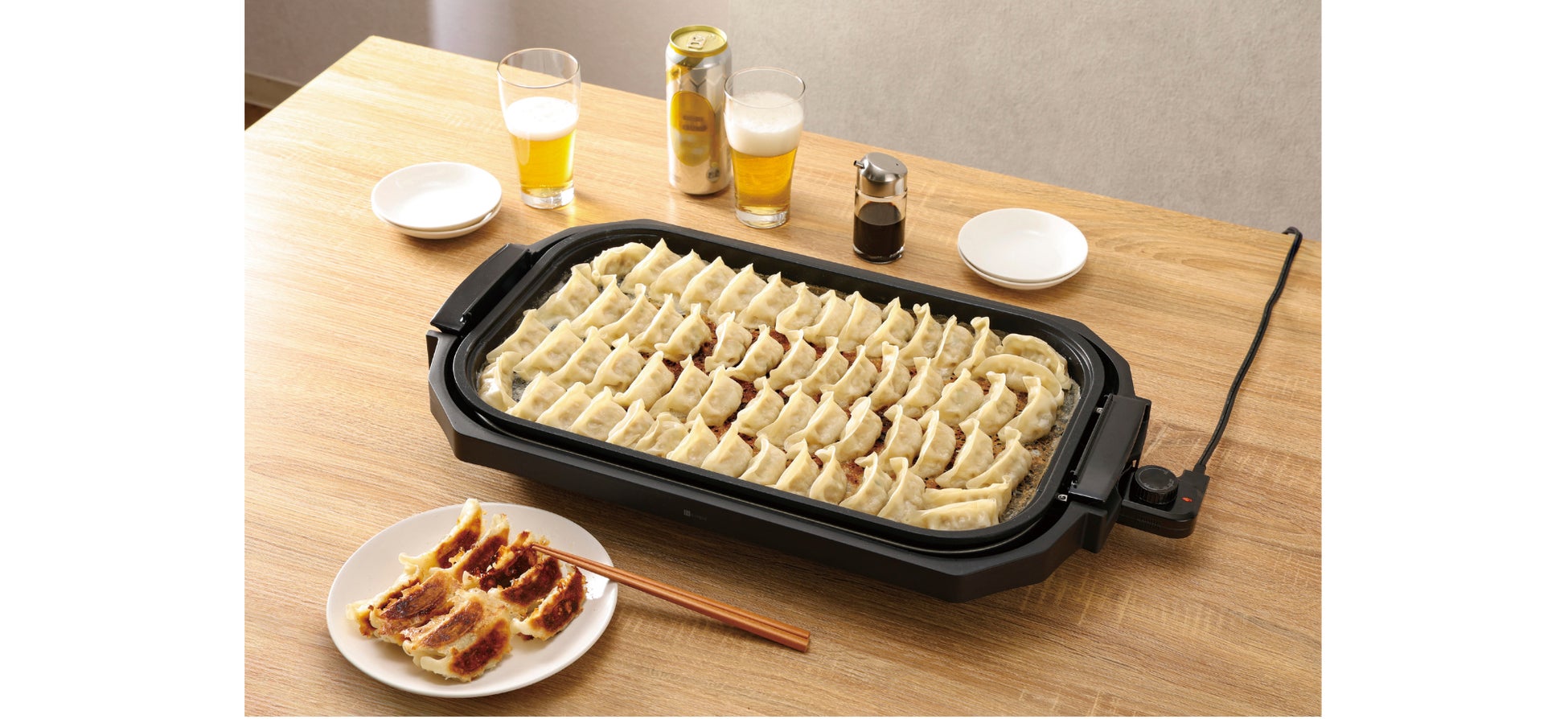 約60個(※1)の餃子が一度に焼ける広々サイズ！家族みんなのお腹を満たすワイドホットプレート2枚セットを新発売