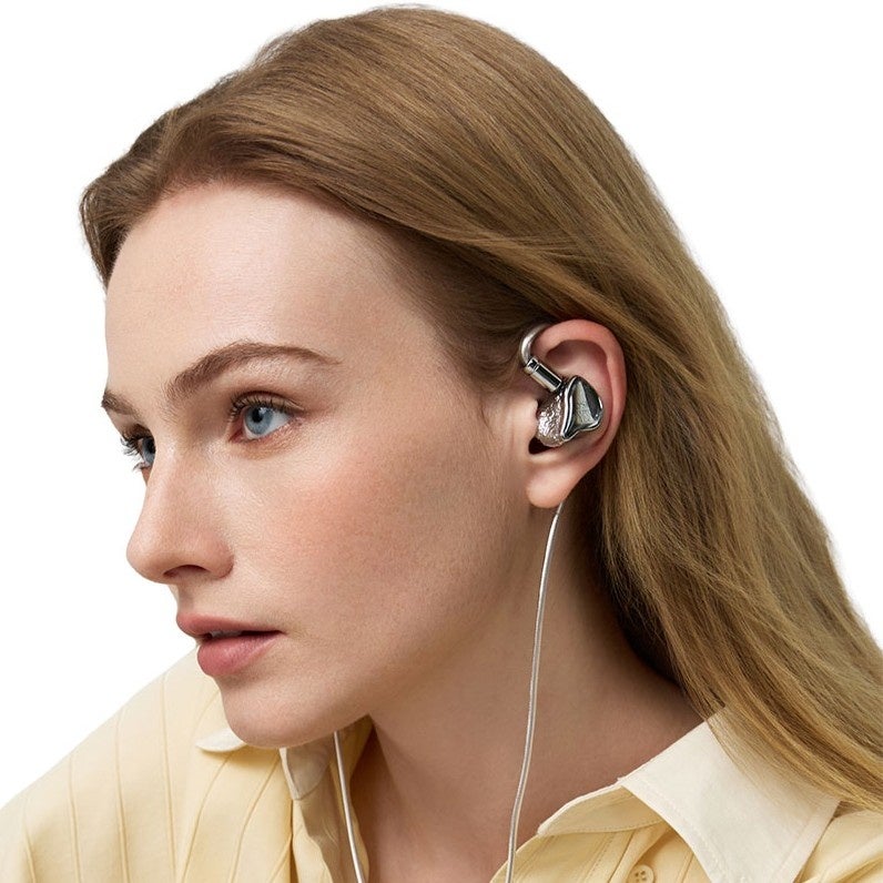 EarAcoustic Audioより、”誰もがより手軽に楽しめるフラッグシップサウンド”をテーマにHi-Fiへの原点回帰を目指した有線イヤホン『OSHUN-LTD』が登場