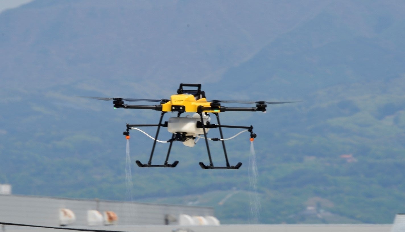 ドローンによる遮熱資材散布でハウスの夏季高温対策を実証