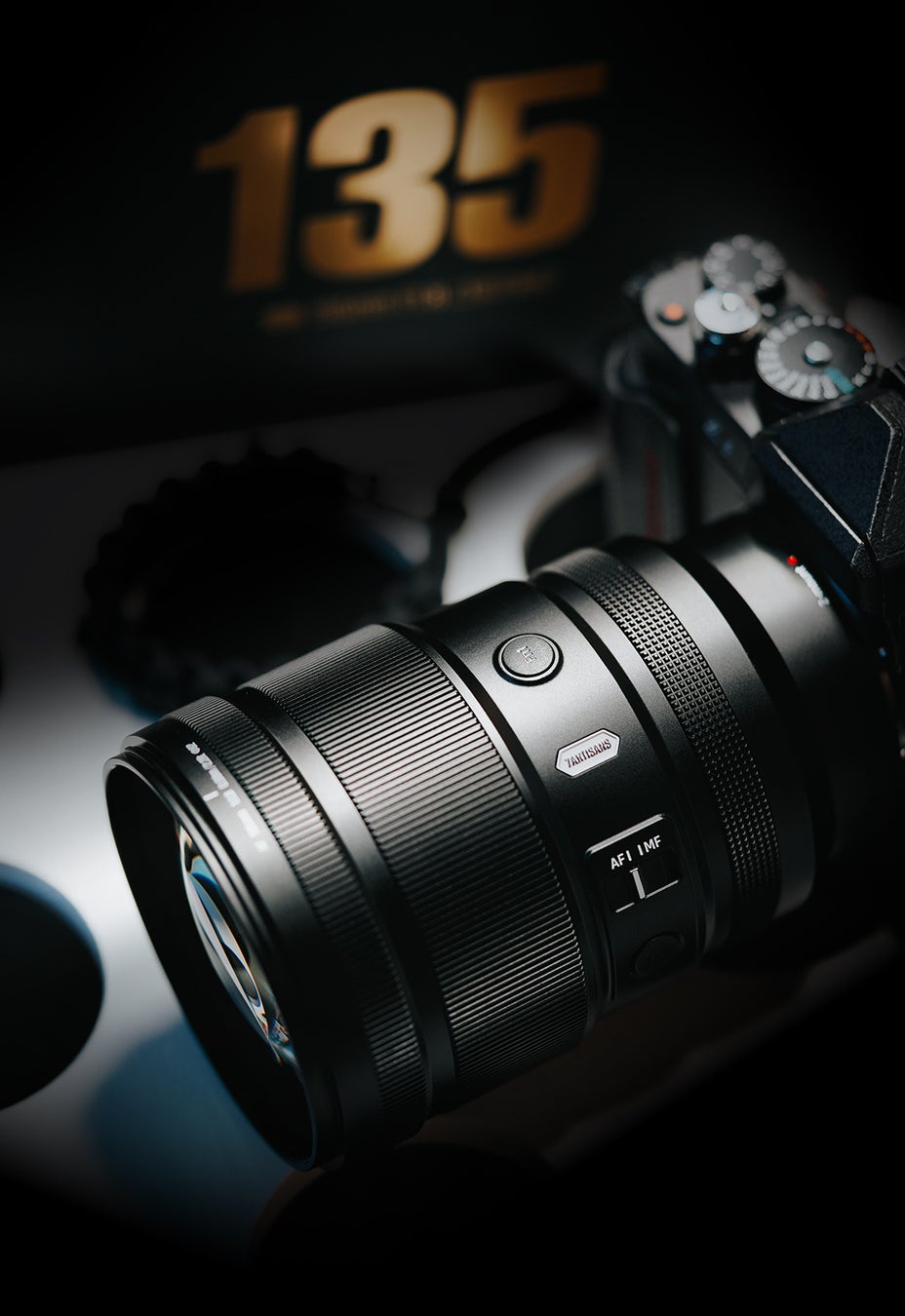 背景を大きく整理し、主役を美しく引き立てる。七工匠 7Artisans「MAX AF 135mm F1.8」ソニーEマウント用を発売