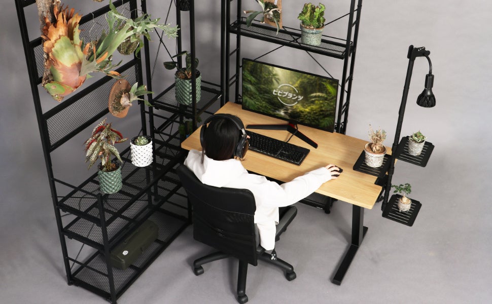 【ゲーミングジャングルデスク】殺風景なPC周りに癒しの植物を並べよう！「緑の秘密基地」の構築方法を初公開