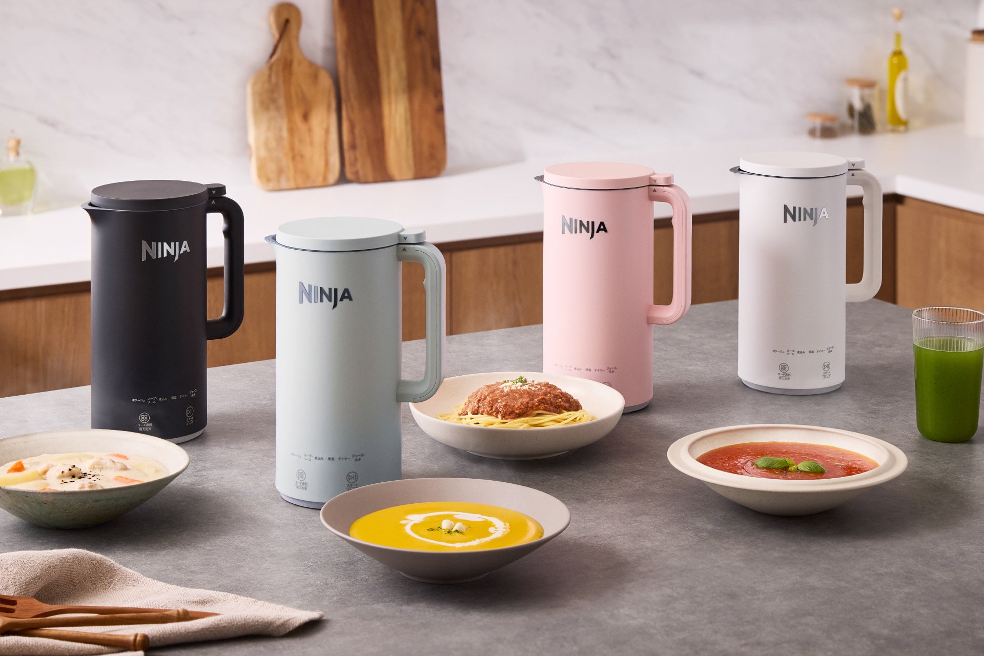 食材とろける。おいしさ沁みこむ。材料を入れてボタンひとつで、本格的な一杯。「Ninja® Soupi(スーピー) オートスープメーカー」新発売