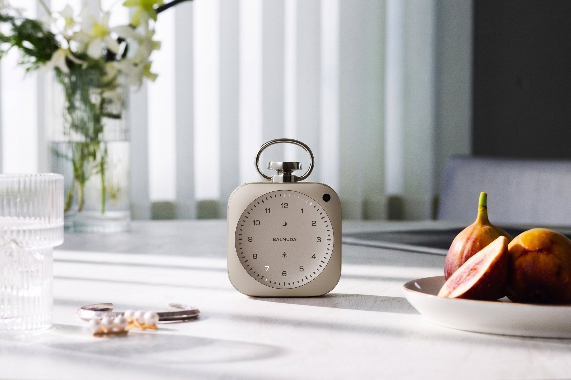 共に時を刻むプロダクト「The Clock」に 特別カラー「シャンパンゴールド」が登場