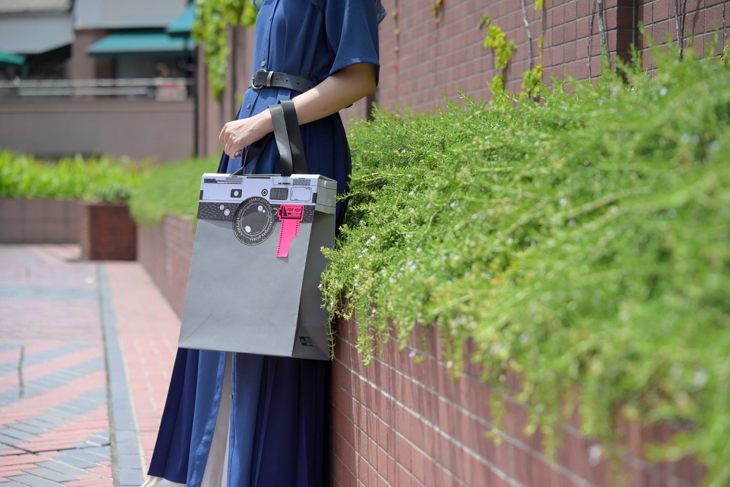 大切な思い出を “カメラ型バッグ”に入れて贈ろう！レトロかわいい「ギフトバッグ」が、カメラのキタムラで販売開始
