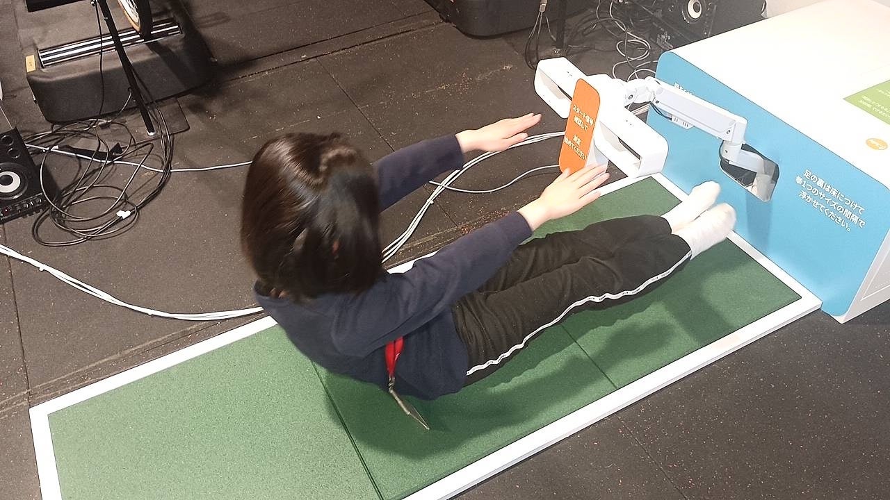 自分も強くなれる。挑戦したくなる腹筋へ。体育をDXするデジタルスポーツ新製品「�スマート上体起こし」誕生。