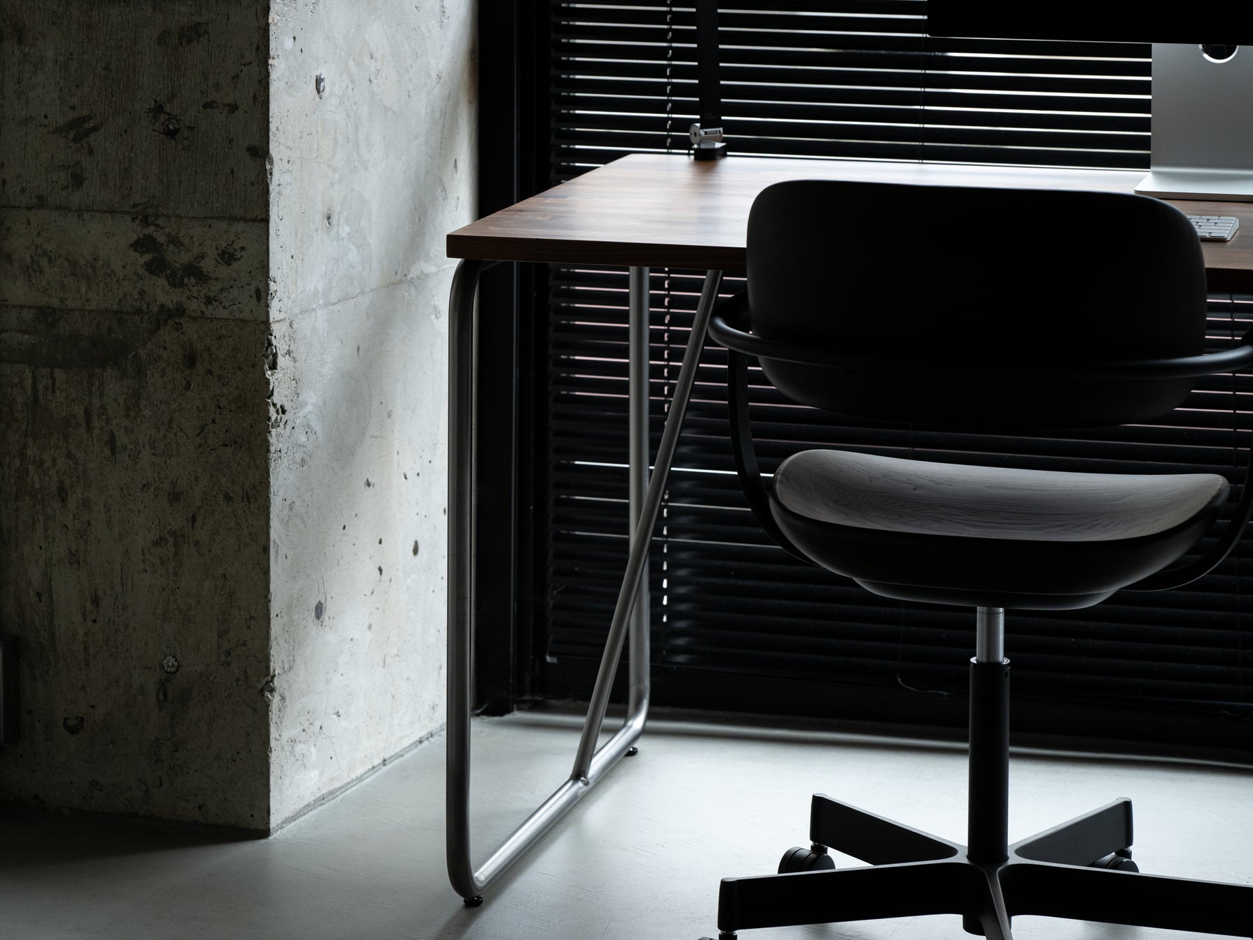モジュール式拡張デスク『PREDUCTS DESK』の鉄脚モデル「Steel Leg」を販売開始